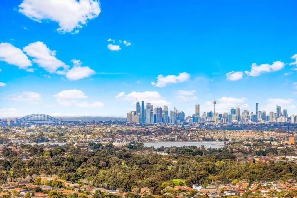 Luxury Penthouse - Skyline Views Sydney